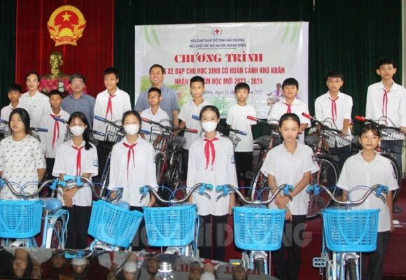 Trao tặng xe đạp cho 20 học sinh khó khăn ở Thanh Miện