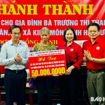 Hội Chữ thập đỏ quận Ba Đình hỗ trợ xây nhà cho một hộ nghèo ở thị xã Kinh Môn